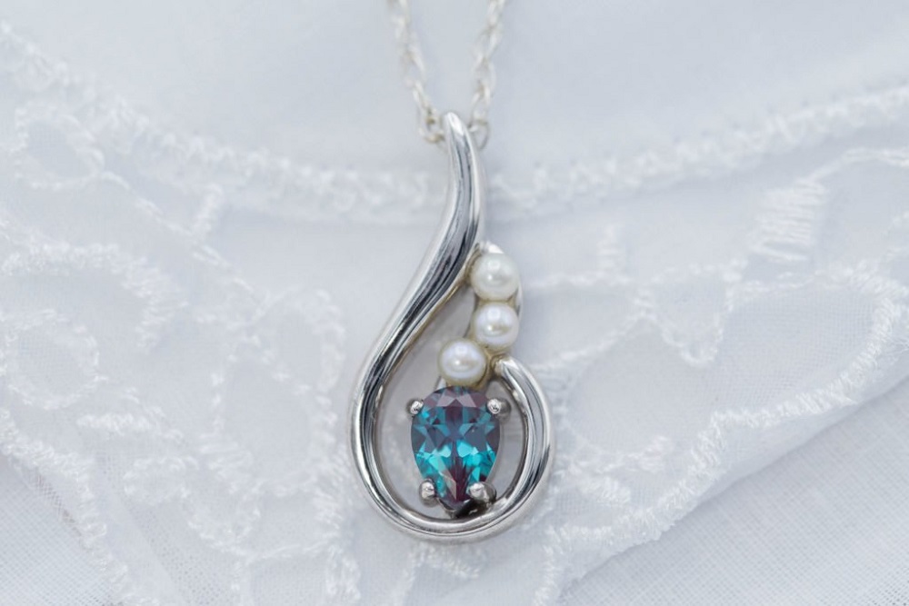 10 VIÊN ĐÁ QUÝ TỰ NHIÊN HIẾM HƠN CẢ KIM CƯƠNG - PHẦN 1 5 10 Viên Đá Qúy Tự Nhiên Hiếm Hơn Cả Kim Cương - Alexandrite