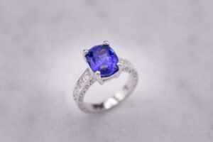 10-vien-da-quy-tu-nhien-hiem-hon-ca-kim-cuong-Tanzanite