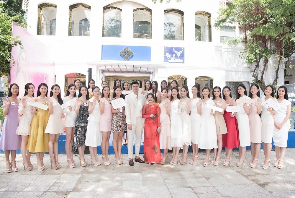 MỘT NĂM NHÌN LẠI: CẢI THIỆN, NỖ LỰC VÀ TĂNG TỐC 1 3 HHVN 2020 Thu thach chon trang suc tai Showroom Charm Club Copy