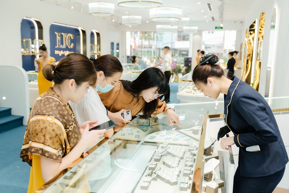 KHAI TRƯƠNG HỒNG PHÁT, KHẲNG ĐỊNH THƯƠNG HIỆU TRANG SỨC IJC NGÀY CÀNG LỚN MẠNH 5 A T00712