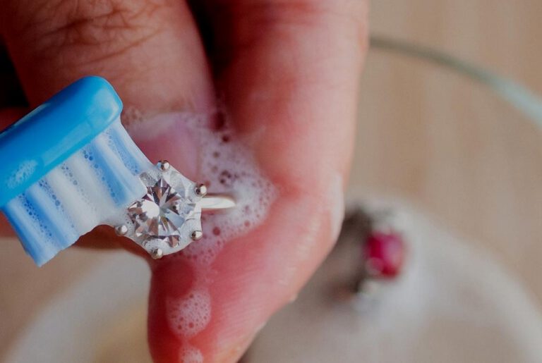 BẠN NÊN VỆ SINH TRANG SỨC ĐÁ QUÝ NHƯ THẾ NÀO?