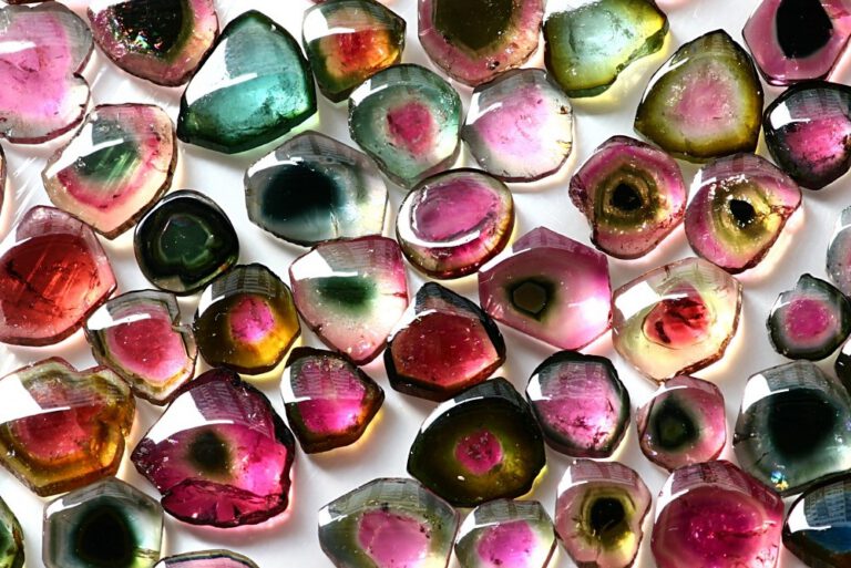 ĐÁ PHONG THỦY TOURMALINE – VIÊN ĐÁ CỦA CẦU VỒNG