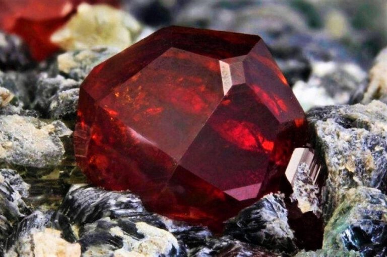 ĐÁ QUÝ TỰ NHIÊN PAINITE – KHOÁNG VẬT QUÝ HIẾM NHẤT HÀNH TINH