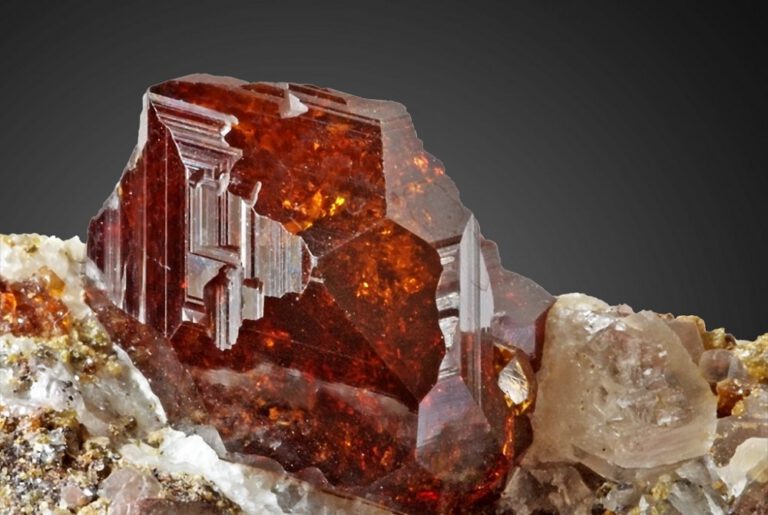 ĐÁ QUÝ THIÊN NHIÊN GARNET – ĐÁ QUÝ CỦA NIỀM TIN