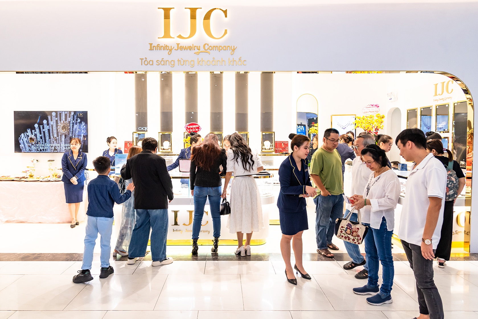 ijc tung bung khai truong showroom tai gigamal pham van dong 18