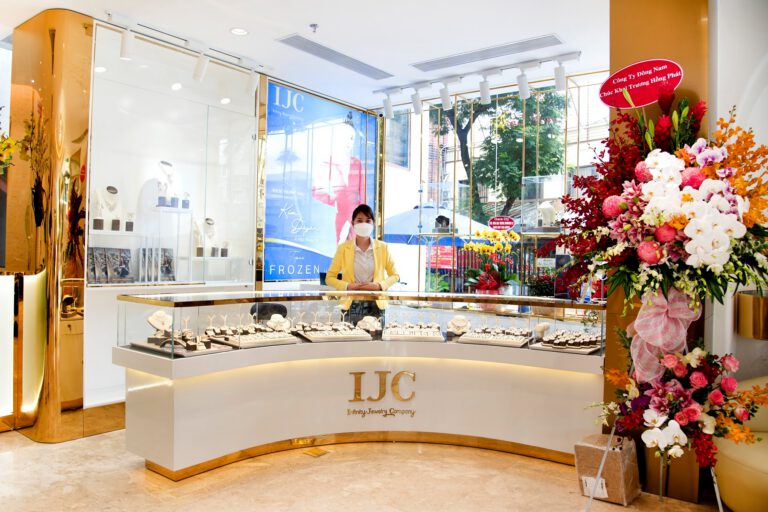 KHÔNG KHÍ NGÀY KHAI TRƯƠNG SHOWROOM IJC TẠI CHARMGROUP HEADQUARTER