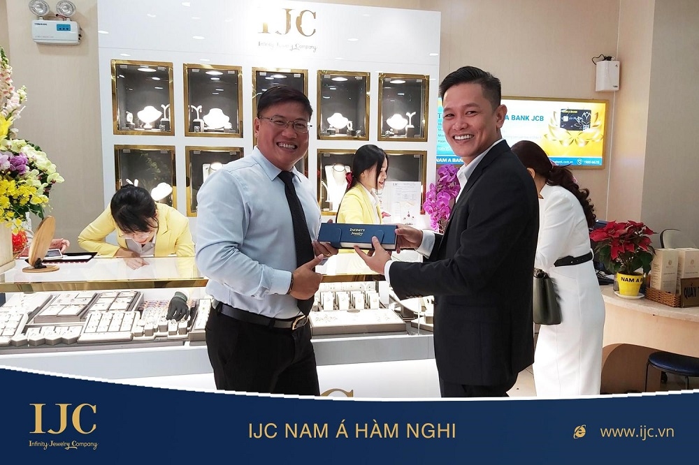 KHÔNG KHÍ NÁO NHIỆT CỦA NGÀY KHAI TRƯƠNG SHOWROOM IJC THỨ 7