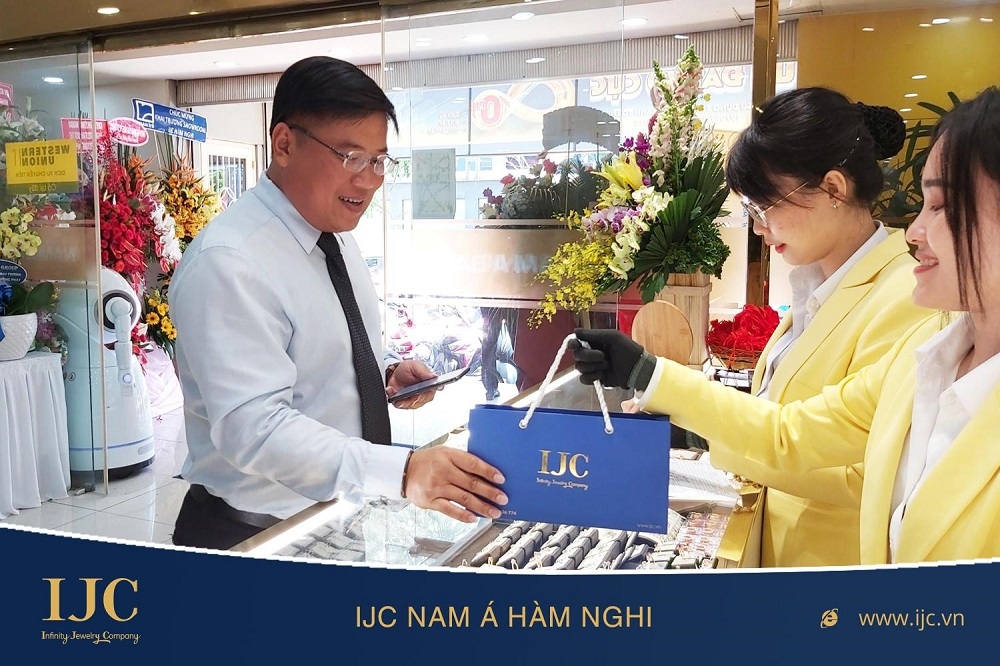 KHÔNG KHÍ NÁO NHIỆT CỦA NGÀY KHAI TRƯƠNG SHOWROOM IJC THỨ 7