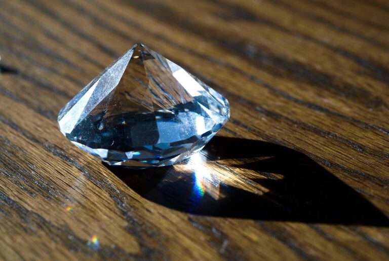 PHÂN BIỆT TÍNH LƯỠNG CHIẾT VÀ TÍNH ĐA SẮC CỦA ĐÁ QUÝ THIÊN NHIÊN