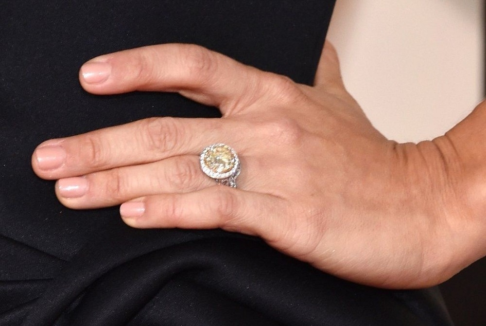 10 CHIẾC NHẪN ĐÁ QUÝ TỰ NHIÊN ĐƯỢC NỔI TIẾNG NHẤT THẾ GIỚI - PHẦN 3 2 10 CHIẾC NHẪN ĐÁ QUÝ TỰ NHIÊN ĐƯỢC NỔI TIẾNG NHẤT THẾ GIỚI