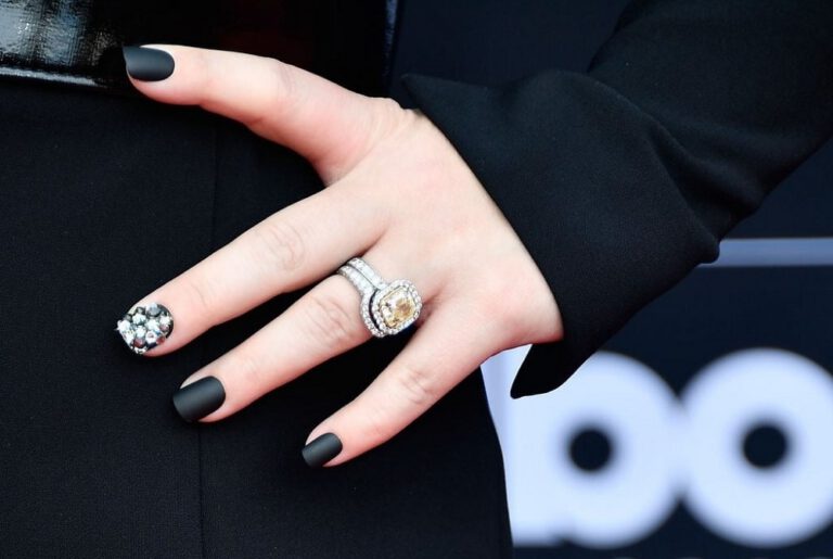 10 CHIẾC NHẪN ĐÁ QUÝ TỰ NHIÊN ĐƯỢC NỔI TIẾNG NHẤT THẾ GIỚI - PHẦN 2 16 10 CHIẾC NHẪN ĐÁ QUÝ TỰ NHIÊN ĐƯỢC NỔI TIẾNG NHẤT THẾ GIỚI – PHẦN 2