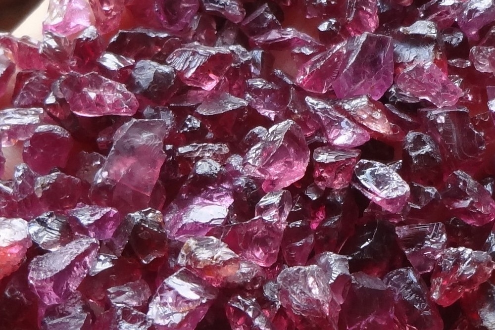 ĐÁ QUÝ THIÊN NHIÊN RHODOLITE – ĐÓA HOA HỒNG SÁNG GIÁ 3 đá quý thiên nhiên Rhodolite