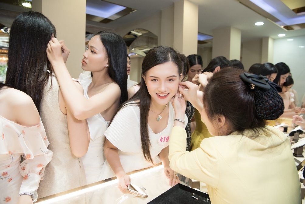 THỬ THÁCH TỰ CHỌN TRANG SỨC CHO THÍ SINH HOA HẬU VIỆT NAM 2020