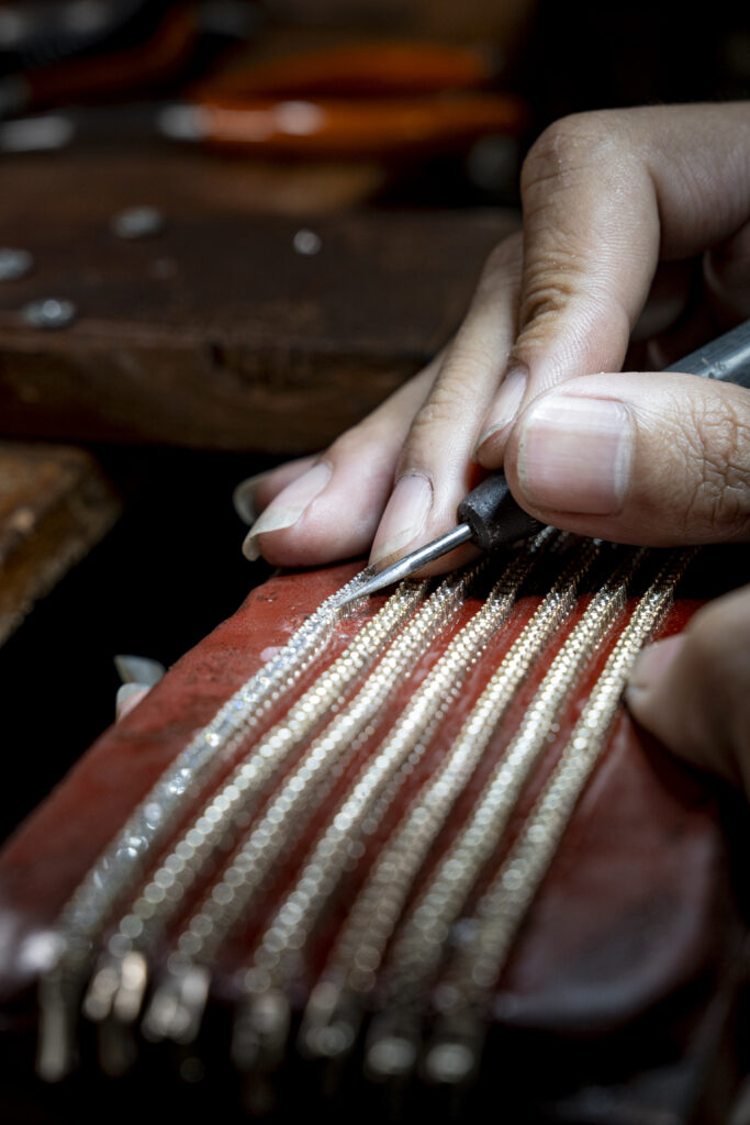 3 gioi thieu ve tay nghe nghe nhan ijc