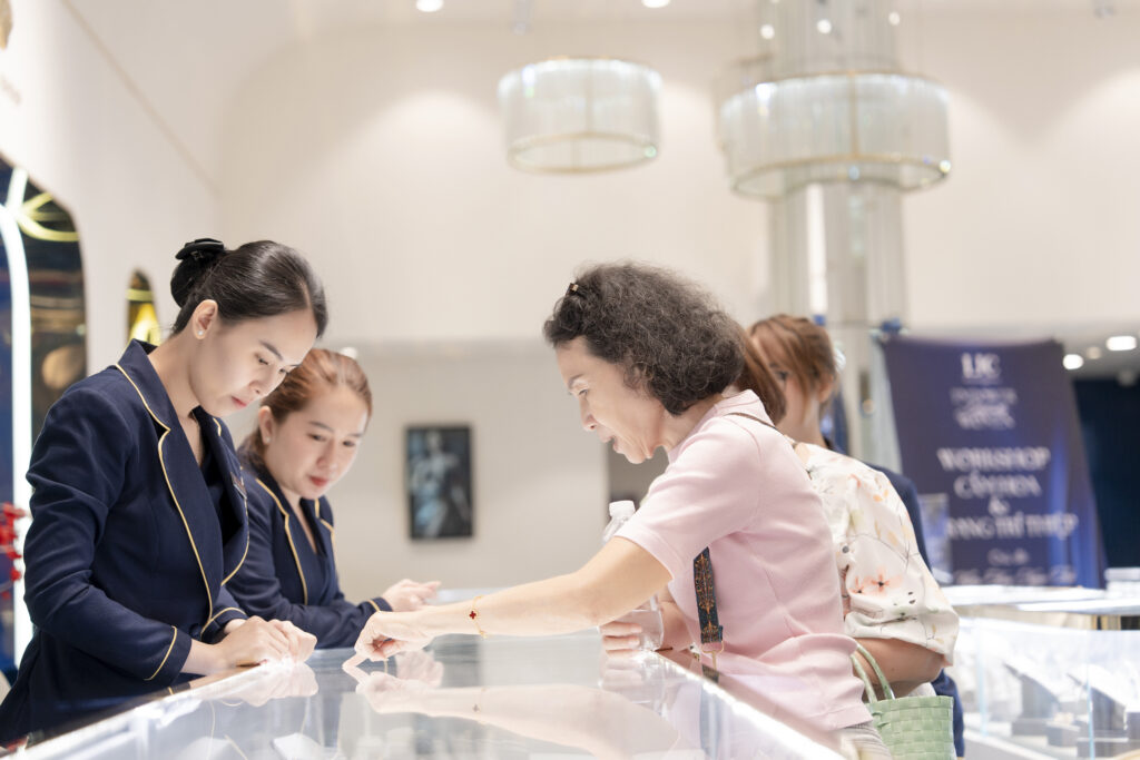 6 khach hang mua hang tai ijc