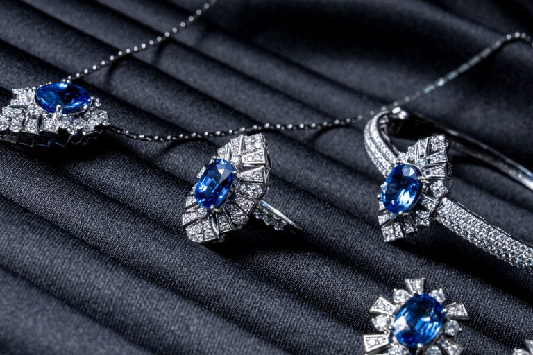 Trang Sức Phong Thuỷ – Kích Hoạt Tài Lộc Trước Thềm Tết Tây & Tết Ta 2026 7 Trang Sức Phong Thuỷ – Kích Hoạt Tài Lộc Trước Thềm Tết Tây & Tết Ta 2026