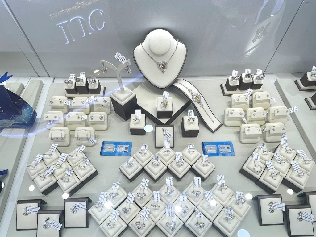 Cửa Hàng Trang Sức Đá Quý IJC AEON Mall Bình Dương: Điểm Đến Cho Người Yêu Trang Sức 2 cửa hàng trang sức đá quý bình dương,