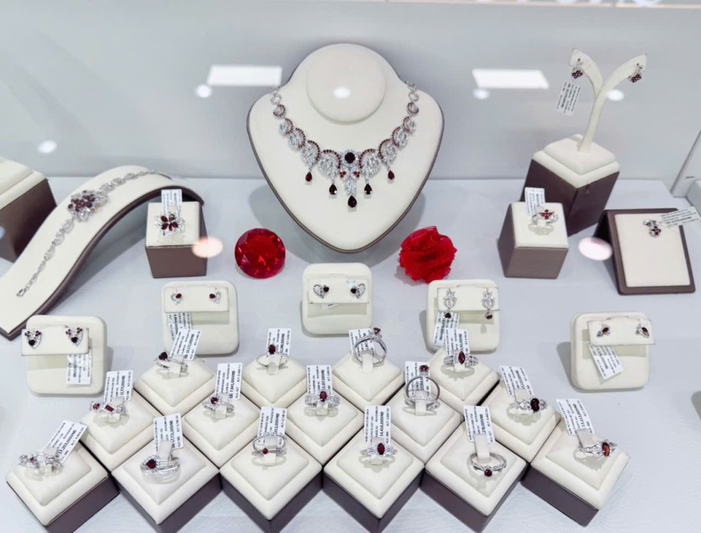 Showroom Trang Sức Quận 11: Địa Chỉ Mua Vàng Và Đá Quý Chất Lượng 2 cửa hàng trang sức đá quý quận 11,